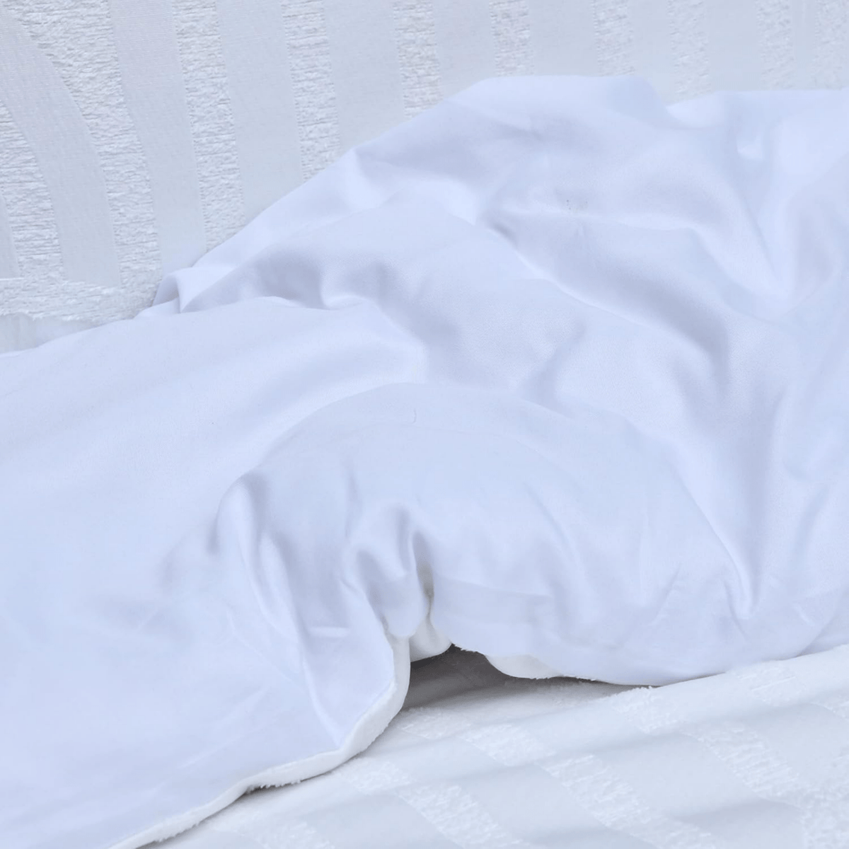 Sleepdown White U Shape Tufted Duvet Set from You Know Who's