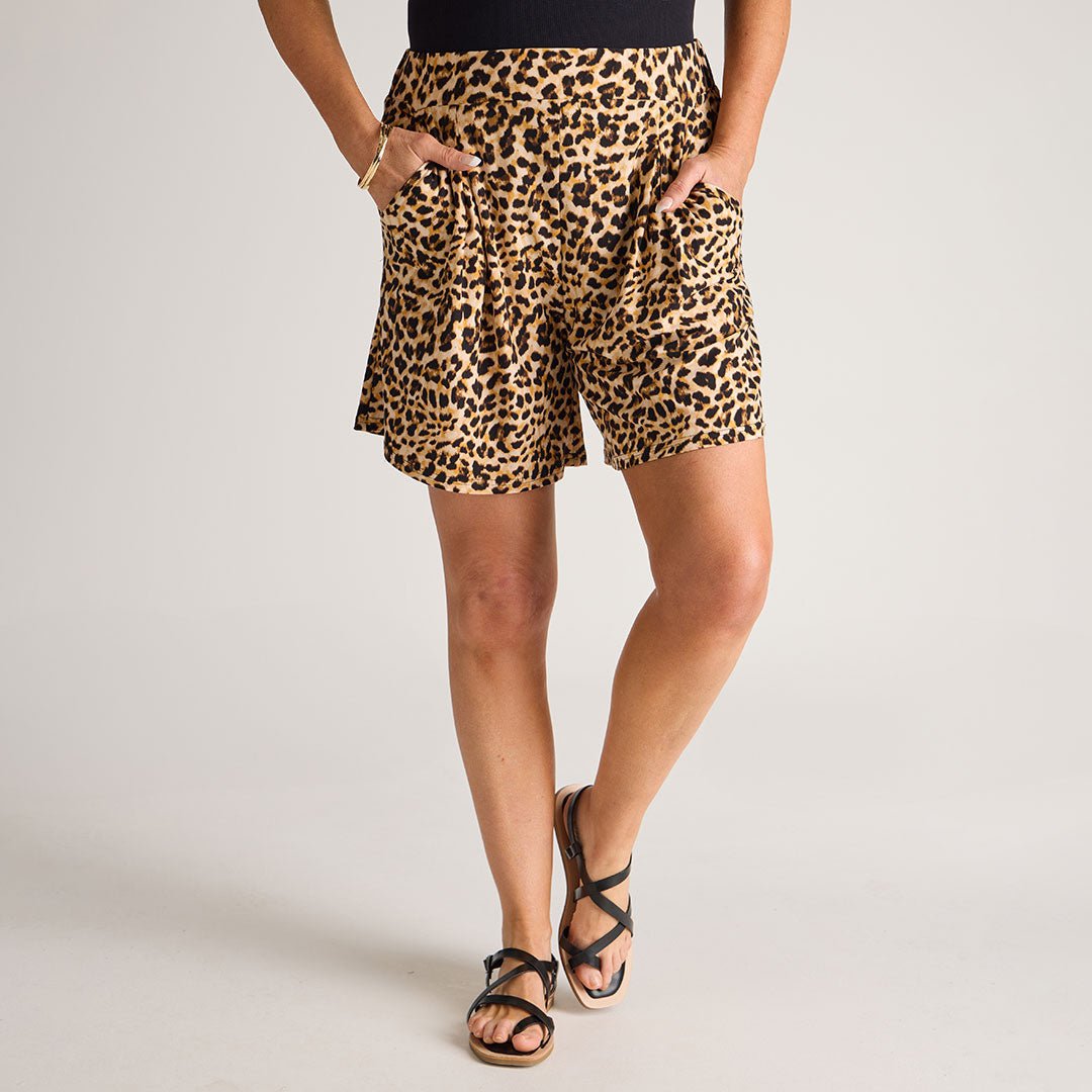 Relaxed fit leopard print shorts with pockets
